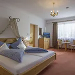 Flora - Kleine Gartenhotel Nocleg ze śniadaniem 4*