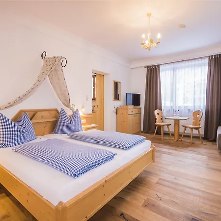 Flora - Kleine Gartenhotel Couette-café Ellmau