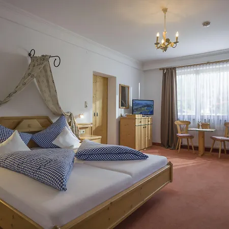 Flora - Kleine Gartenhotel Bed and breakfast 4*