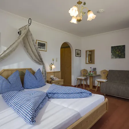 Flora - Kleine Gartenhotel Couette-café