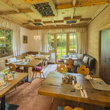 Flora - Kleine Gartenhotel Nocleg ze śniadaniem 4*