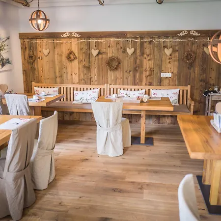 住宿加早餐酒店 Flora - Kleine Gartenhotel 埃尔毛