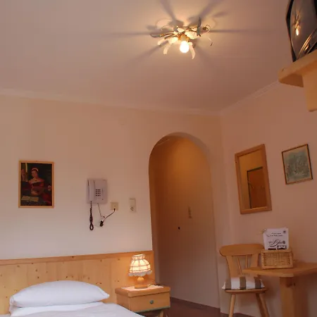 Flora - Kleine Gartenhotel Bed & Breakfast