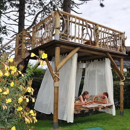 Flora - Kleine Gartenhotel Bed & Breakfast