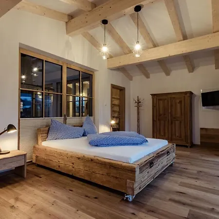 Flora - Kleine Gartenhotel Bed & Breakfast 4*