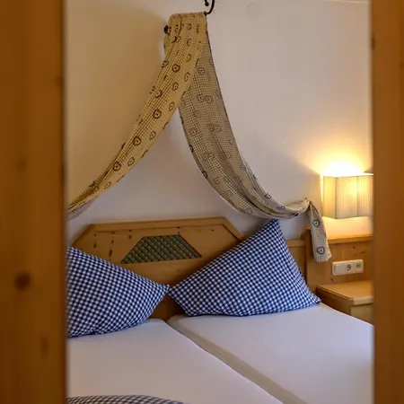 Bed & Breakfast Flora - Kleine Gartenhotel Ellmau