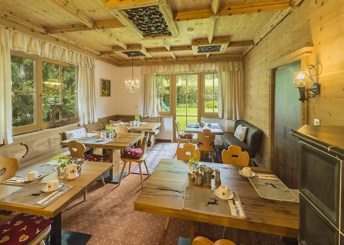 Flora - Kleine Gartenhotel Bed & Breakfast 4*